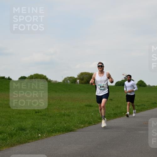 10.05.2026 - 8. Wedeler Halbmarathon Dr. Thomas Lammeyer http://msf.ph/oto/9696517 10.05.2026 11:25:09 Laufen 845 meine-sportfotos.de