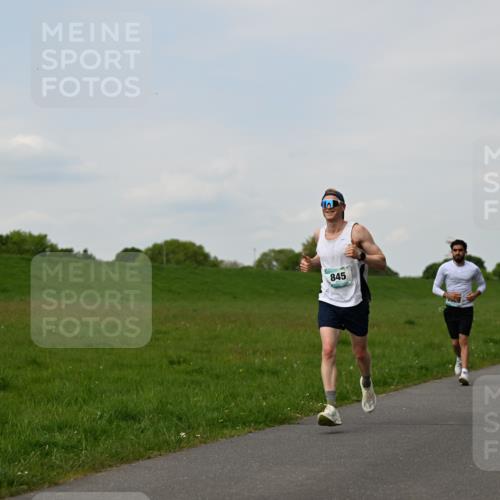 10.05.2026 - 8. Wedeler Halbmarathon Dr. Thomas Lammeyer http://msf.ph/oto/9696520 10.05.2026 11:25:10 Laufen 845 meine-sportfotos.de