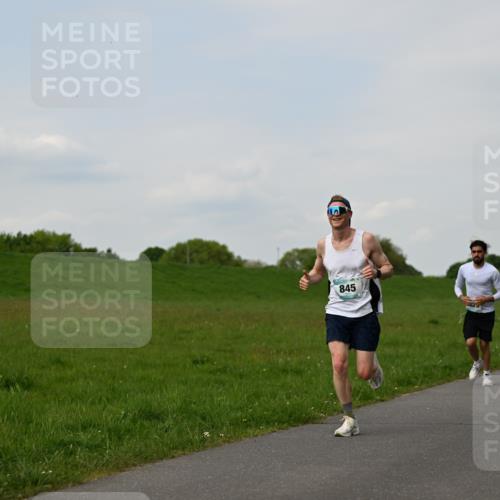 10.05.2026 - 8. Wedeler Halbmarathon Dr. Thomas Lammeyer http://msf.ph/oto/9696521 10.05.2026 11:25:10 Laufen 845 meine-sportfotos.de