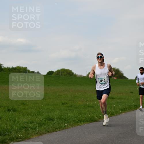 10.05.2026 - 8. Wedeler Halbmarathon Dr. Thomas Lammeyer http://msf.ph/oto/9696522 10.05.2026 11:25:10 Laufen 845, 029 meine-sportfotos.de