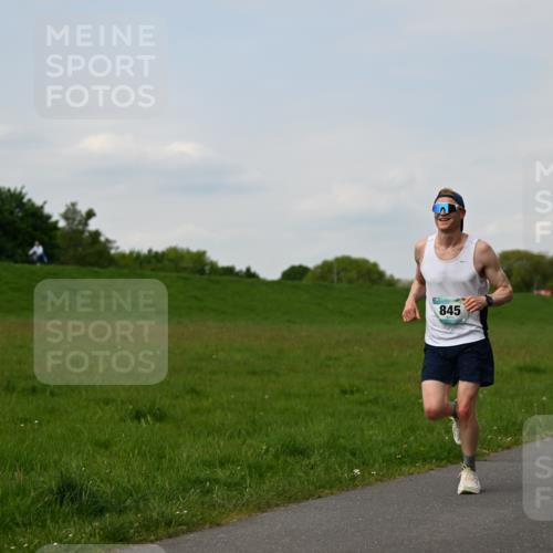 10.05.2026 - 8. Wedeler Halbmarathon Dr. Thomas Lammeyer http://msf.ph/oto/9696524 10.05.2026 11:25:10 Laufen 845 meine-sportfotos.de
