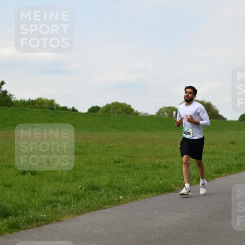 10.05.2026 - 8. Wedeler Halbmarathon Dr. Thomas Lammeyer http://msf.ph/oto/9696531 10.05.2026 11:25:12 Laufen 2029 meine-sportfotos.de