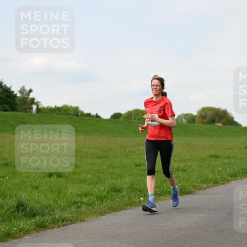 10.05.2026 - 8. Wedeler Halbmarathon Dr. Thomas Lammeyer http://msf.ph/oto/9696675 10.05.2026 11:25:59 Laufen 697 meine-sportfotos.de