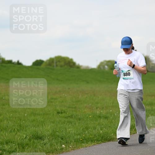 10.05.2026 - 8. Wedeler Halbmarathon Dr. Thomas Lammeyer http://msf.ph/oto/9696683 10.05.2026 11:26:03 Laufen 880 meine-sportfotos.de