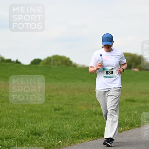 10.05.2026 - 8. Wedeler Halbmarathon Dr. Thomas Lammeyer http://msf.ph/oto/9696685 10.05.2026 11:26:03 Laufen 880 meine-sportfotos.de