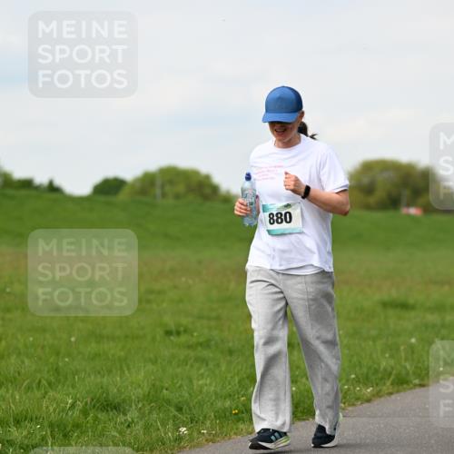 10.05.2026 - 8. Wedeler Halbmarathon Dr. Thomas Lammeyer http://msf.ph/oto/9696688 10.05.2026 11:26:03 Laufen 880 meine-sportfotos.de