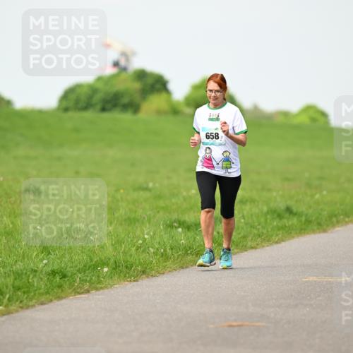 10.05.2026 - 8. Wedeler Halbmarathon Dr. Thomas Lammeyer http://msf.ph/oto/9696860 10.05.2026 11:27:01 Laufen 658, 679 meine-sportfotos.de