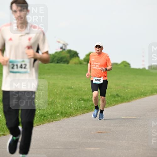 10.05.2026 - 8. Wedeler Halbmarathon Dr. Thomas Lammeyer http://msf.ph/oto/9697027 10.05.2026 11:27:40 Laufen 2142, 682 meine-sportfotos.de