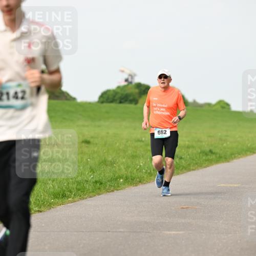 10.05.2026 - 8. Wedeler Halbmarathon Dr. Thomas Lammeyer http://msf.ph/oto/9697034 10.05.2026 11:27:40 Laufen 2142, 682 meine-sportfotos.de