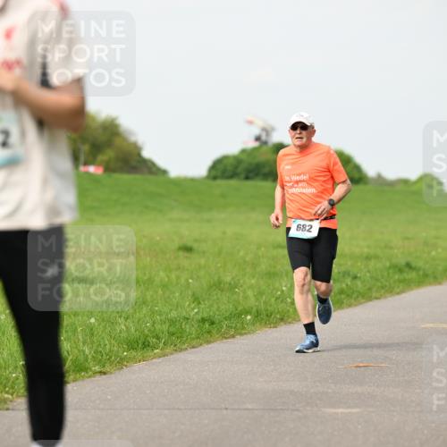 10.05.2026 - 8. Wedeler Halbmarathon Dr. Thomas Lammeyer http://msf.ph/oto/9697036 10.05.2026 11:27:41 Laufen 2142, 682 meine-sportfotos.de