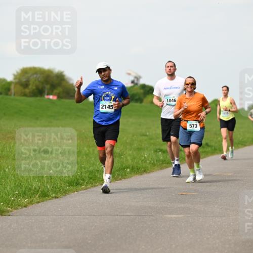 10.05.2026 - 8. Wedeler Halbmarathon Dr. Thomas Lammeyer http://msf.ph/oto/9697080 10.05.2026 11:27:56 Laufen 2145, 1046, 573, 1033, 599 meine-sportfotos.de