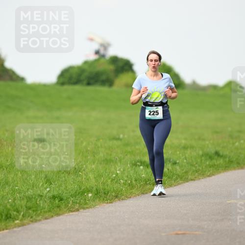 10.05.2026 - 8. Wedeler Halbmarathon Dr. Thomas Lammeyer http://msf.ph/oto/9697183 10.05.2026 11:28:19 Laufen 657, 225 meine-sportfotos.de