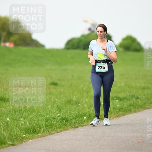 10.05.2026 - 8. Wedeler Halbmarathon Dr. Thomas Lammeyer http://msf.ph/oto/9697191 10.05.2026 11:28:20 Laufen 657, 225 meine-sportfotos.de