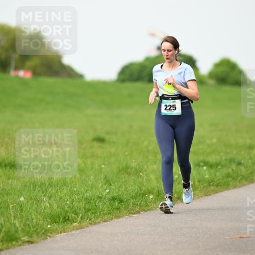 10.05.2026 - 8. Wedeler Halbmarathon Dr. Thomas Lammeyer http://msf.ph/oto/9697192 10.05.2026 11:28:20 Laufen 225, 657 meine-sportfotos.de