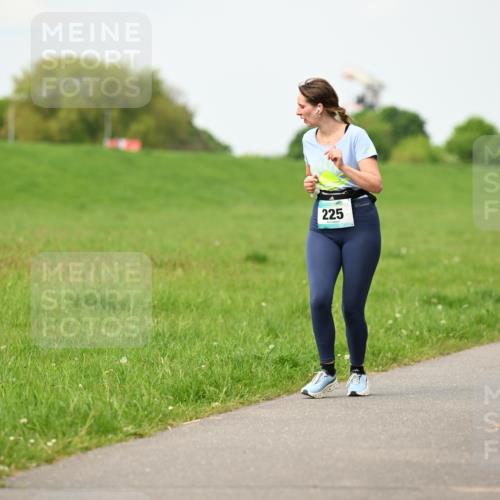 10.05.2026 - 8. Wedeler Halbmarathon Dr. Thomas Lammeyer http://msf.ph/oto/9697196 10.05.2026 11:28:21 Laufen 225, 657 meine-sportfotos.de