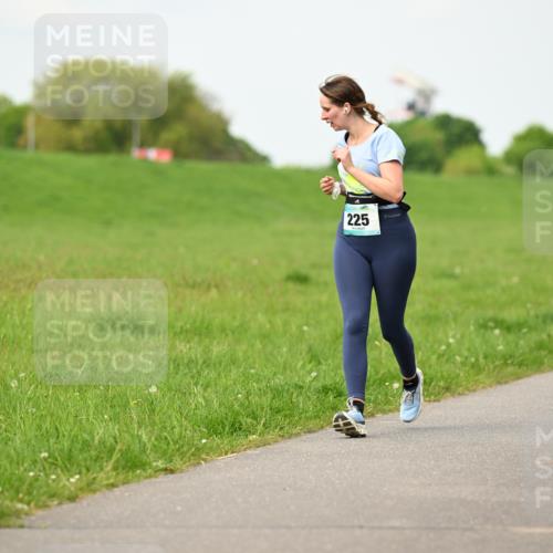 10.05.2026 - 8. Wedeler Halbmarathon Dr. Thomas Lammeyer http://msf.ph/oto/9697197 10.05.2026 11:28:21 Laufen 225, 657 meine-sportfotos.de
