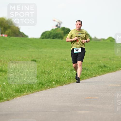 10.05.2026 - 8. Wedeler Halbmarathon Dr. Thomas Lammeyer http://msf.ph/oto/9697277 10.05.2026 11:28:35 Laufen 911, 922 meine-sportfotos.de