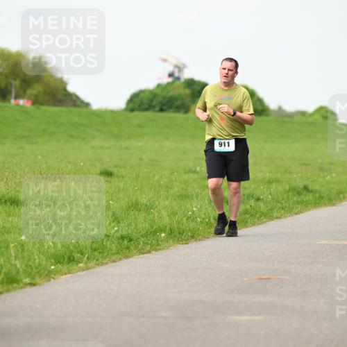 10.05.2026 - 8. Wedeler Halbmarathon Dr. Thomas Lammeyer http://msf.ph/oto/9697278 10.05.2026 11:28:35 Laufen 911, 922 meine-sportfotos.de