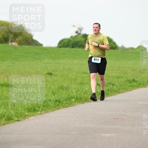 10.05.2026 - 8. Wedeler Halbmarathon Dr. Thomas Lammeyer http://msf.ph/oto/9697279 10.05.2026 11:28:35 Laufen 911, 922 meine-sportfotos.de