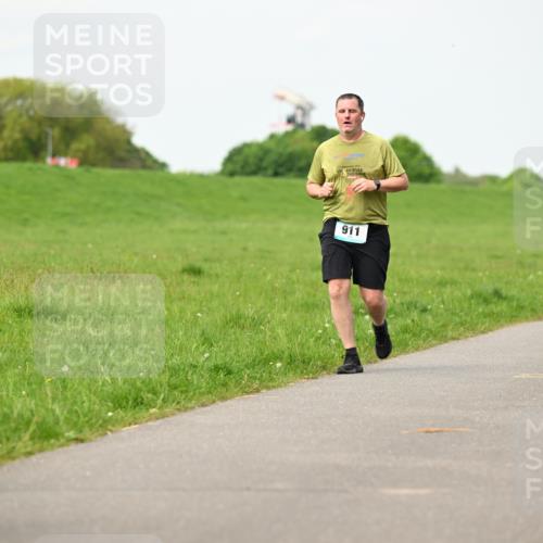 10.05.2026 - 8. Wedeler Halbmarathon Dr. Thomas Lammeyer http://msf.ph/oto/9697281 10.05.2026 11:28:36 Laufen 911, 922 meine-sportfotos.de