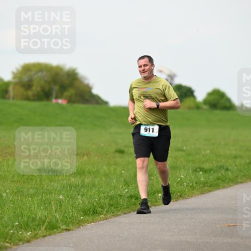 10.05.2026 - 8. Wedeler Halbmarathon Dr. Thomas Lammeyer http://msf.ph/oto/9697290 10.05.2026 11:28:37 Laufen 911, 922 meine-sportfotos.de