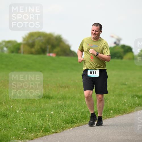 10.05.2026 - 8. Wedeler Halbmarathon Dr. Thomas Lammeyer http://msf.ph/oto/9697294 10.05.2026 11:28:37 Laufen 911, 922 meine-sportfotos.de