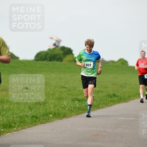 10.05.2026 - 8. Wedeler Halbmarathon Dr. Thomas Lammeyer http://msf.ph/oto/9697297 10.05.2026 11:28:39 Laufen 911, 922, 869, 632 meine-sportfotos.de