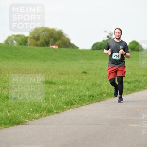 10.05.2026 - 8. Wedeler Halbmarathon Dr. Thomas Lammeyer http://msf.ph/oto/9697379 10.05.2026 11:28:59 Laufen 750 meine-sportfotos.de