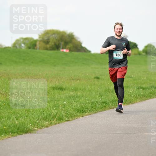 10.05.2026 - 8. Wedeler Halbmarathon Dr. Thomas Lammeyer http://msf.ph/oto/9697383 10.05.2026 11:29:00 Laufen 750 meine-sportfotos.de