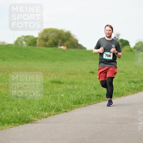 10.05.2026 - 8. Wedeler Halbmarathon Dr. Thomas Lammeyer http://msf.ph/oto/9697384 10.05.2026 11:29:00 Laufen 750 meine-sportfotos.de