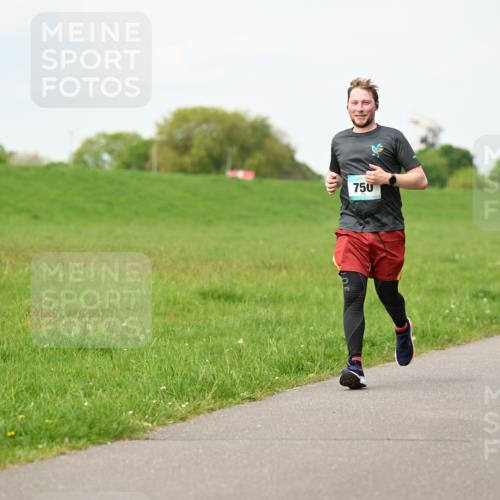 10.05.2026 - 8. Wedeler Halbmarathon Dr. Thomas Lammeyer http://msf.ph/oto/9697386 10.05.2026 11:29:00 Laufen 750 meine-sportfotos.de