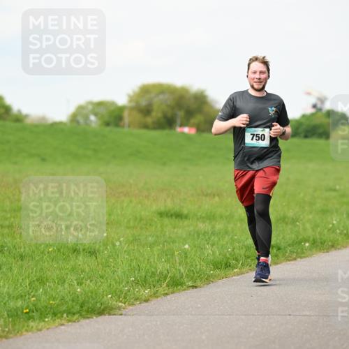 10.05.2026 - 8. Wedeler Halbmarathon Dr. Thomas Lammeyer http://msf.ph/oto/9697388 10.05.2026 11:29:00 Laufen 750 meine-sportfotos.de