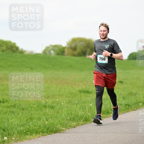 10.05.2026 - 8. Wedeler Halbmarathon Dr. Thomas Lammeyer http://msf.ph/oto/9697391 10.05.2026 11:29:01 Laufen 750 meine-sportfotos.de