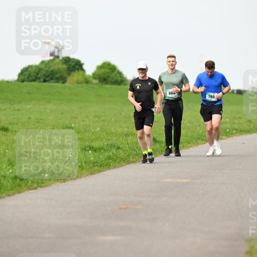 10.05.2026 - 8. Wedeler Halbmarathon Dr. Thomas Lammeyer http://msf.ph/oto/9697402 10.05.2026 11:29:06 Laufen 680, 765 meine-sportfotos.de