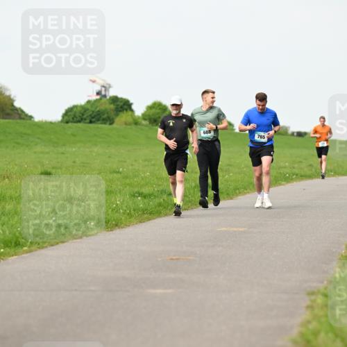 10.05.2026 - 8. Wedeler Halbmarathon Dr. Thomas Lammeyer http://msf.ph/oto/9697408 10.05.2026 11:29:07 Laufen 688, 765 meine-sportfotos.de