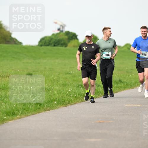 10.05.2026 - 8. Wedeler Halbmarathon Dr. Thomas Lammeyer http://msf.ph/oto/9697415 10.05.2026 11:29:08 Laufen 688, 765 meine-sportfotos.de