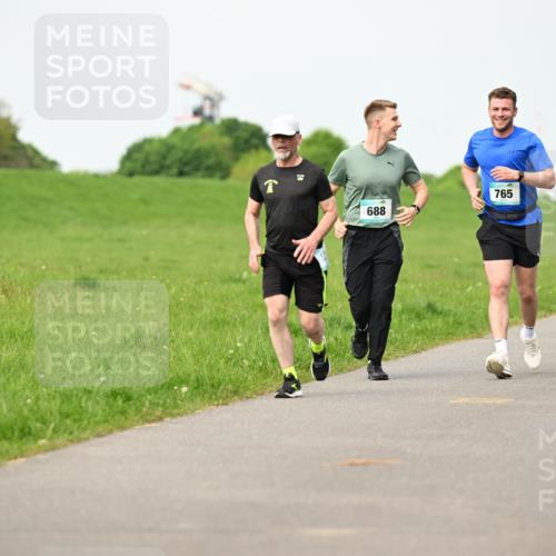 10.05.2026 - 8. Wedeler Halbmarathon Dr. Thomas Lammeyer http://msf.ph/oto/9697417 10.05.2026 11:29:08 Laufen 688, 765 meine-sportfotos.de