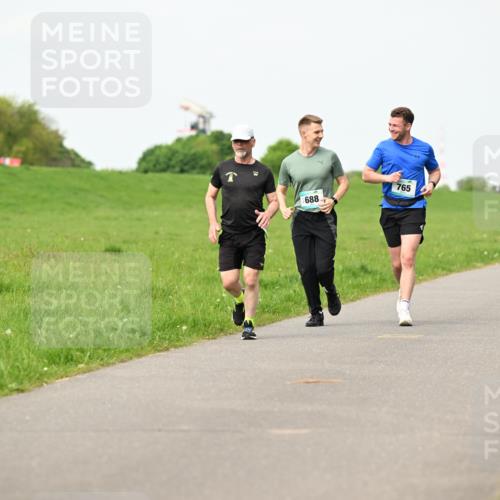 10.05.2026 - 8. Wedeler Halbmarathon Dr. Thomas Lammeyer http://msf.ph/oto/9697420 10.05.2026 11:29:09 Laufen 688, 765 meine-sportfotos.de
