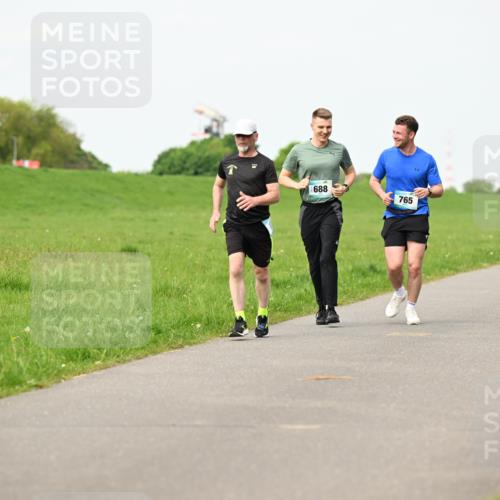 10.05.2026 - 8. Wedeler Halbmarathon Dr. Thomas Lammeyer http://msf.ph/oto/9697421 10.05.2026 11:29:09 Laufen 688, 765 meine-sportfotos.de