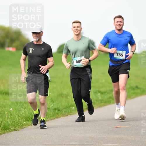 10.05.2026 - 8. Wedeler Halbmarathon Dr. Thomas Lammeyer http://msf.ph/oto/9697427 10.05.2026 11:29:11 Laufen 688, 765 meine-sportfotos.de