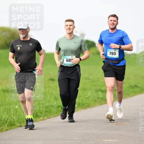 10.05.2026 - 8. Wedeler Halbmarathon Dr. Thomas Lammeyer http://msf.ph/oto/9697431 10.05.2026 11:29:11 Laufen 688, 765 meine-sportfotos.de