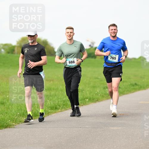 10.05.2026 - 8. Wedeler Halbmarathon Dr. Thomas Lammeyer http://msf.ph/oto/9697434 10.05.2026 11:29:12 Laufen 688, 765 meine-sportfotos.de