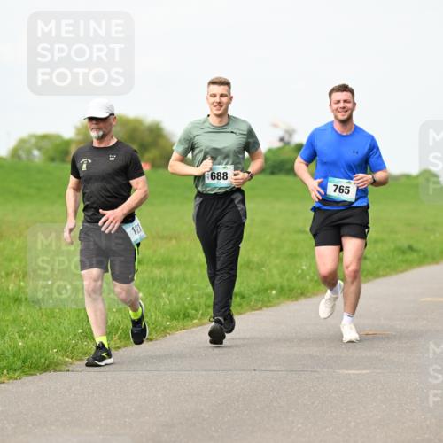 10.05.2026 - 8. Wedeler Halbmarathon Dr. Thomas Lammeyer http://msf.ph/oto/9697435 10.05.2026 11:29:12 Laufen 121, 688, 765 meine-sportfotos.de