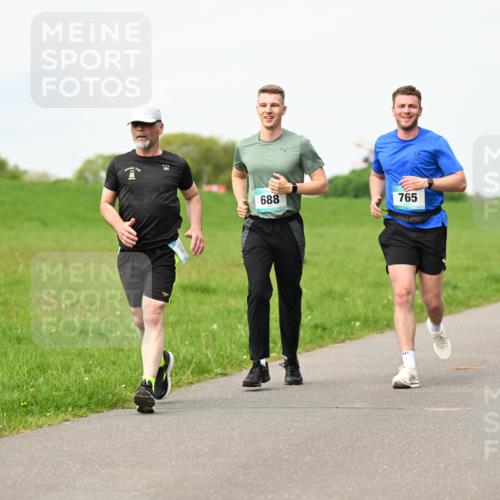 10.05.2026 - 8. Wedeler Halbmarathon Dr. Thomas Lammeyer http://msf.ph/oto/9697437 10.05.2026 11:29:12 Laufen 688, 765 meine-sportfotos.de