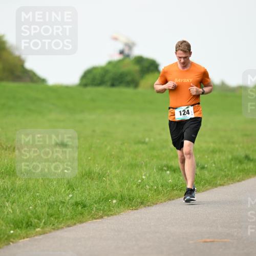10.05.2026 - 8. Wedeler Halbmarathon Dr. Thomas Lammeyer http://msf.ph/oto/9697450 10.05.2026 11:29:18 Laufen 124 meine-sportfotos.de