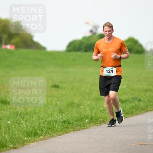 10.05.2026 - 8. Wedeler Halbmarathon Dr. Thomas Lammeyer http://msf.ph/oto/9697456 10.05.2026 11:29:18 Laufen 124 meine-sportfotos.de
