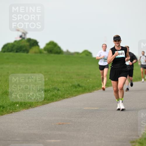 10.05.2026 - 8. Wedeler Halbmarathon Dr. Thomas Lammeyer http://msf.ph/oto/9697496 10.05.2026 11:29:28 Laufen 041 meine-sportfotos.de