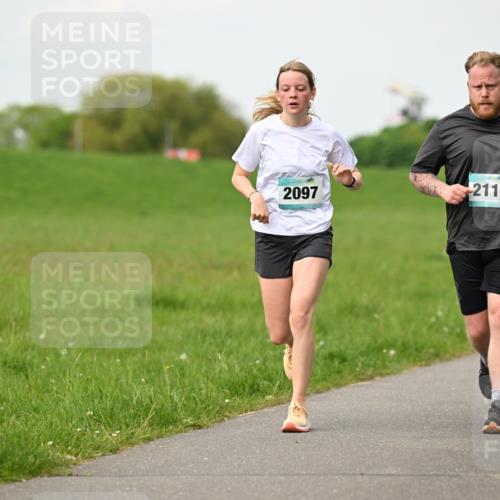 10.05.2026 - 8. Wedeler Halbmarathon Dr. Thomas Lammeyer http://msf.ph/oto/9697537 10.05.2026 11:29:35 Laufen 2097, 2113 meine-sportfotos.de