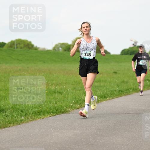 10.05.2026 - 8. Wedeler Halbmarathon Dr. Thomas Lammeyer http://msf.ph/oto/9697609 10.05.2026 11:29:55 Laufen 745, 1029 meine-sportfotos.de