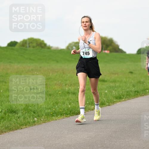 10.05.2026 - 8. Wedeler Halbmarathon Dr. Thomas Lammeyer http://msf.ph/oto/9697611 10.05.2026 11:29:55 Laufen 745, 102 meine-sportfotos.de